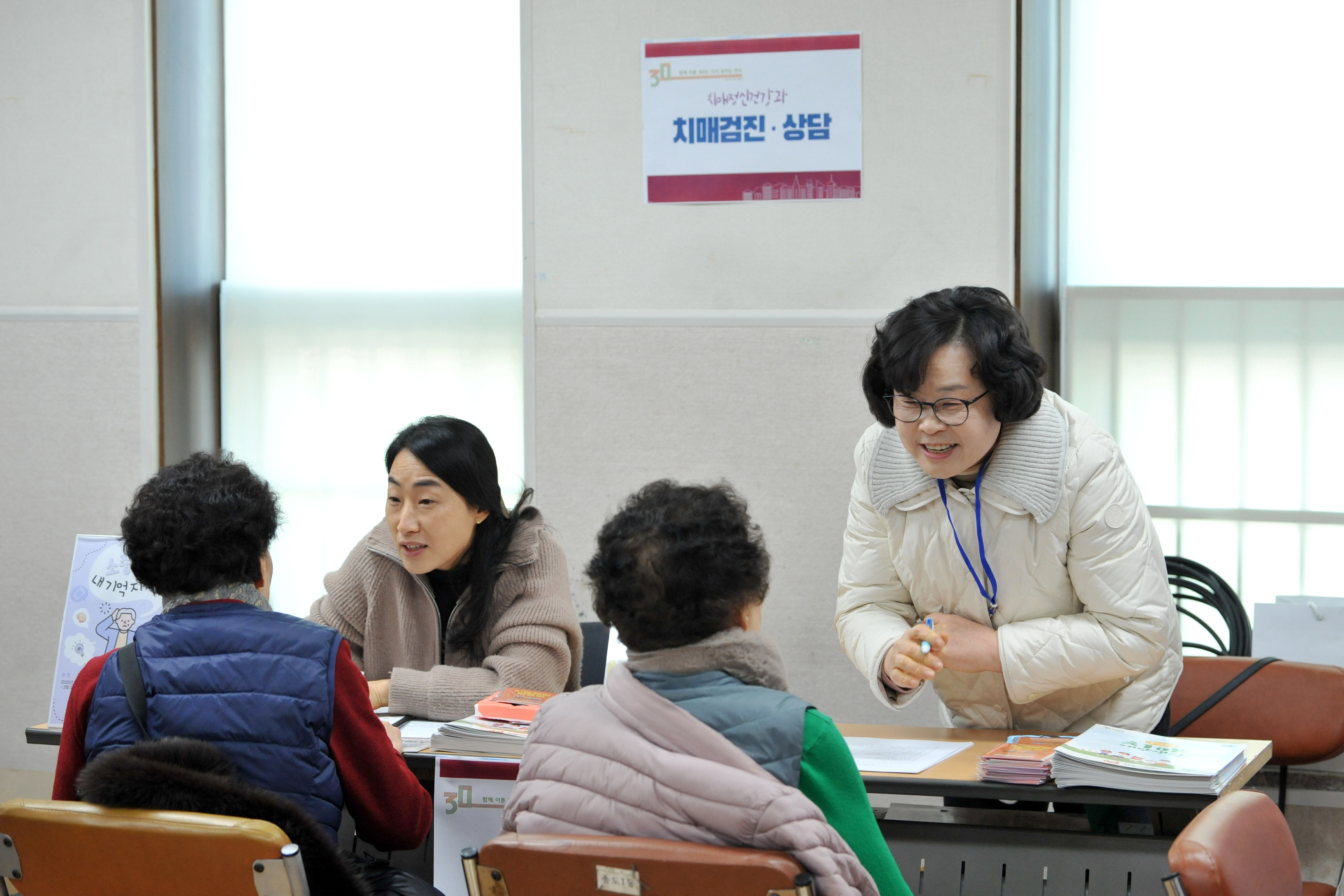 연수구는 이달 31일까지 각 동 행정복지센터에서 진행하는 지역 어르신 방문 행사와 연계한 치매 조기검진 서비스를 제공한다